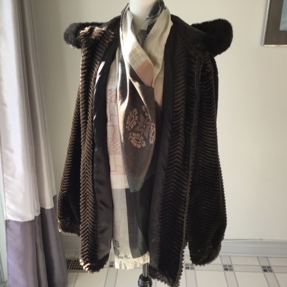 CG Collection women’s faux fur hooded jacket  (pashmina scarf as free gift) - Picture 5 of 12